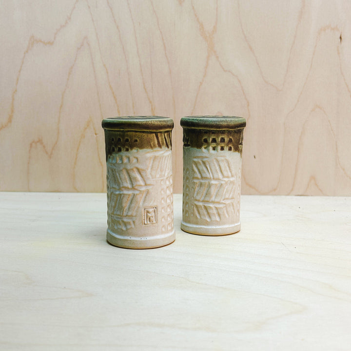 Spooner Creek Home Decor - Kitchen Gourmet Entertaining White Salt &amp; Pepper Shaker Set